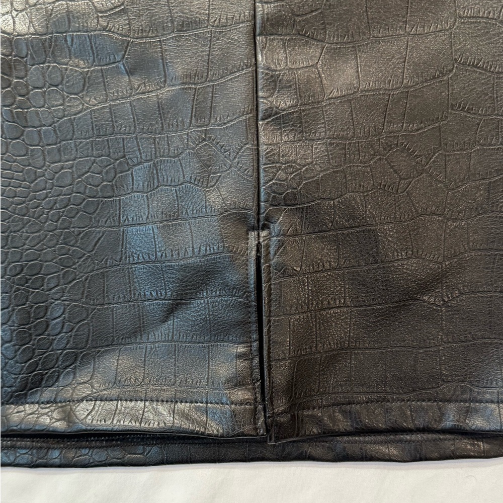 Express Faux Leather Croc Embossed Mini Skirt Side Zip Y2K Vibes Black Size 8 - Picture 3 of 9